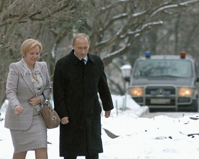 <br><br>На фото: 7 декабря 2003 года. Президент России Владимир Путин и его супруга Людмила на избирательном участке в день выборов депутатов в Госдуму и мэра Москвы <br><br>На фото: 7 декабря 2003 года. Президент России Владимир Путин и его супруга Людмила на избирательном участке в день выборов депутатов в Госдуму и мэра Москвы