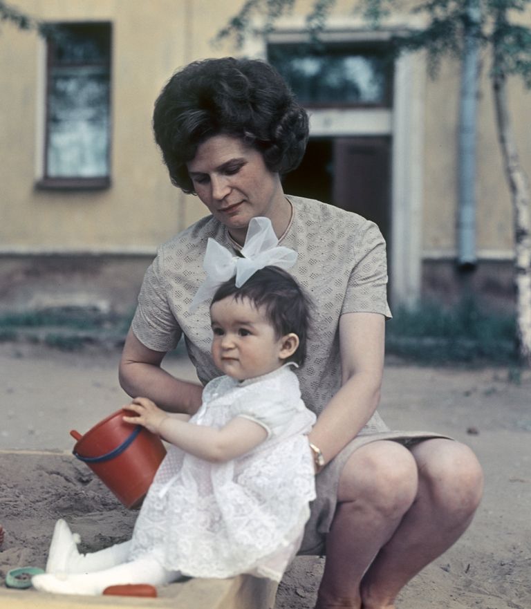 Летчик-космонавт СССР Валентина Терешкова с дочкой Аленой и Таней Титовой, дочкой космонавта Германа Титова Летчик-космонавт СССР Валентина Терешкова с дочкой Аленой и Таней Титовой, дочкой космонавта Германа Титова