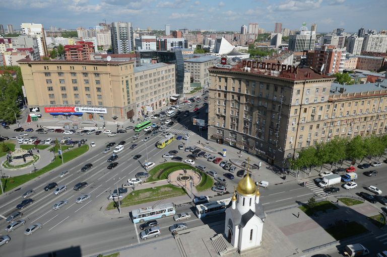 Перекресток Красного проспекта и Октябрьской магистрали в Новосибирске Перекресток Красного проспекта и Октябрьской магистрали в Новосибирске