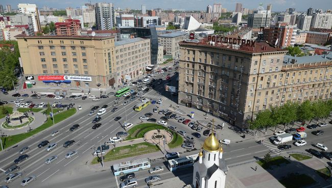 Перекресток Красного проспекта и Октябрьской магистрали в Новосибирске Перекресток Красного проспекта и Октябрьской магистрали в Новосибирске