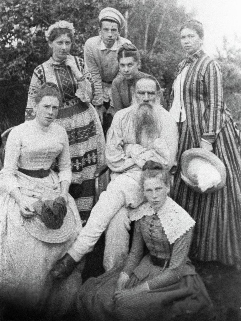Л.Н.Толстой в кругу семьи и гостей Л.Н.Толстой в кругу семьи и гостей