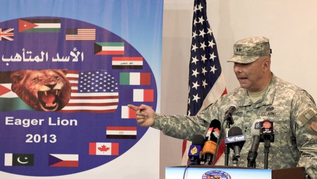 Американский генерал-майор Роберт Каталанотти на пресс-конференции по поводу учений в Иордании Американский генерал-майор Роберт Каталанотти на пресс-конференции по поводу учений в Иордании