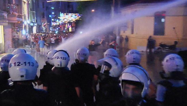 Полиция разгоняла протестующих в Стамбуле водометами и слезоточивым газом Полиция разгоняла протестующих в Стамбуле водометами и слезоточивым газом