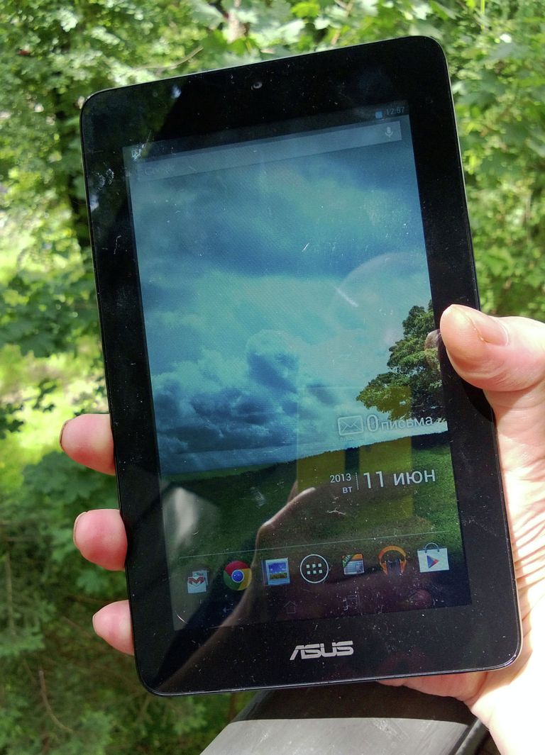 ASUS MeMO Pad (ME172V) в руке. Под солнцем