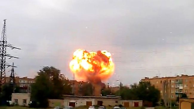 Взрывы снарядов на полигоне в Самарской области. Съемки очевидцев Взрывы снарядов на полигоне в Самарской области. Съемки очевидцев