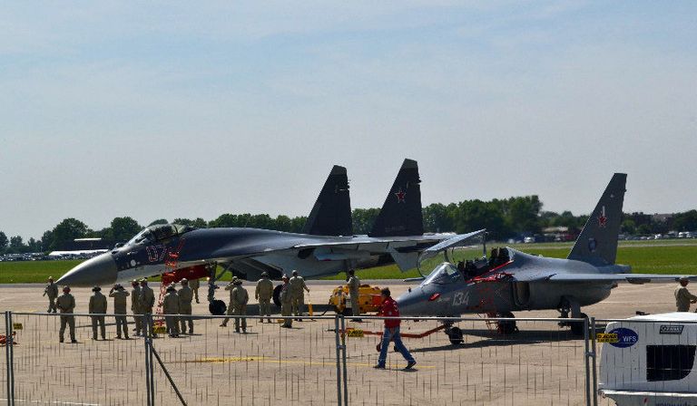 Су-35С (слева) и Як-130 (справа) на выставке в Ле Бурже