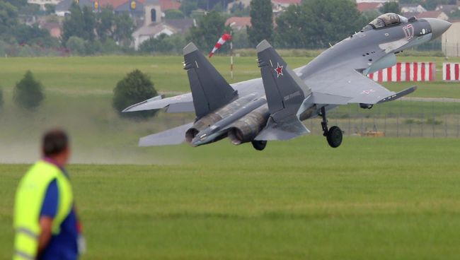 Су-35 на авиасалоне в Ле Бурже Су-35 на авиасалоне в Ле Бурже