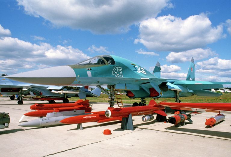 Истребитель-бомбардировщик Су-32 Истребитель-бомбардировщик Су-32