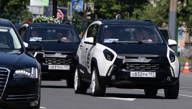 М.Прохоров показал Ё-мобиль во время ПМЭФ в Санкт-Петербурге