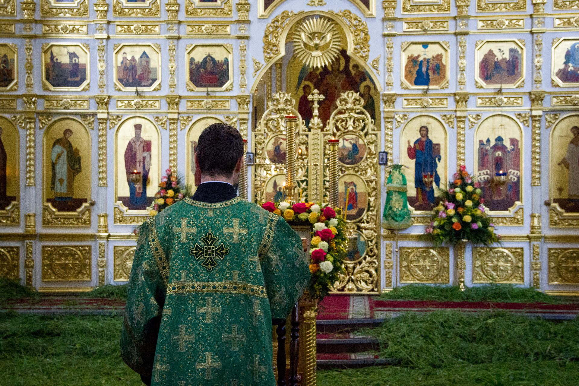 Покровский кафедральный собор во Владивостоке в христианский праздник День Святой Троицы украшен свежескошенной травой и берёзовыми ветками, которые символизируют возрождение жизни Покровский кафедральный собор во Владивостоке в христианский праздник День Святой Троицы украшен свежескошенной травой и берёзовыми ветками, которые символизируют возрождение жизни - РИА Новости, 1920, 02.06.2023