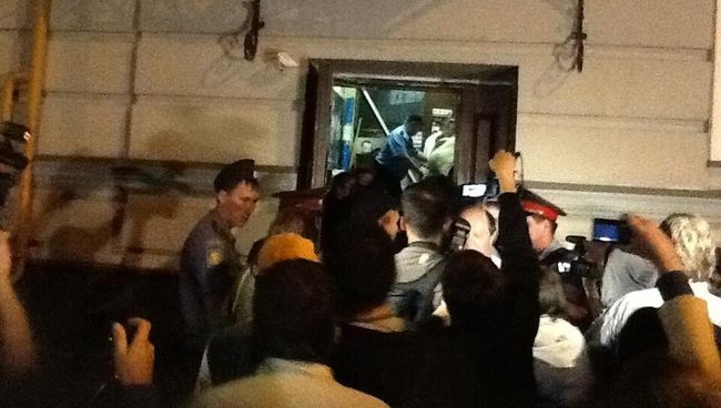 Полиция взяла штурмом офис движения За права человека Полиция взяла штурмом офис движения За права человека