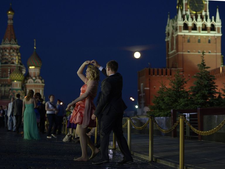 Московские выпускники отмечают окончание школы на Красной площади Московские выпускники отмечают окончание школы на Красной площади