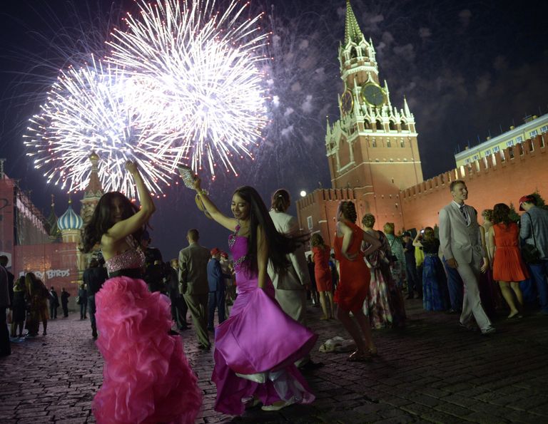 Московские выпускники отмечают окончание школы на Красной площади Московские выпускники отмечают окончание школы на Красной площади