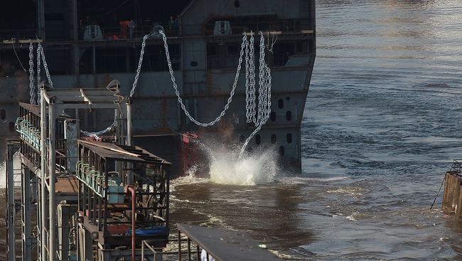 Спуск на воду кормовой части первого ДВКД Владивосток типа Мистраль. Архивное фото