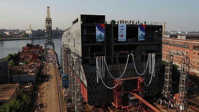 Спуск на воду кормовой части для первого вертолетоносца Мистраль Спуск на воду кормовой части для первого вертолетоносца Мистраль