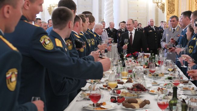 Владимир Путин на приеме в честь выпускников военных академий в Кремле Владимир Путин на приеме в честь выпускников военных академий в Кремле