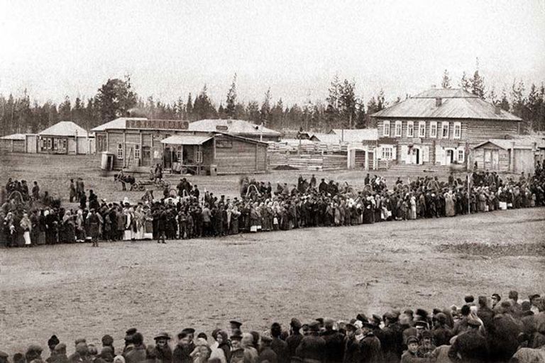 Народное гулянье на Старобазарной площади поселка Александровский Народное гулянье на Старобазарной площади поселка Александровский