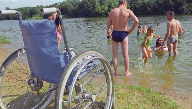 Отдыхающие на московском пляже