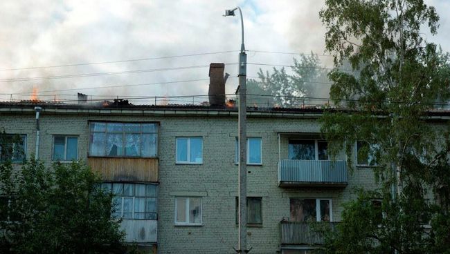 Крыша дома на Ивановского горит в Томске