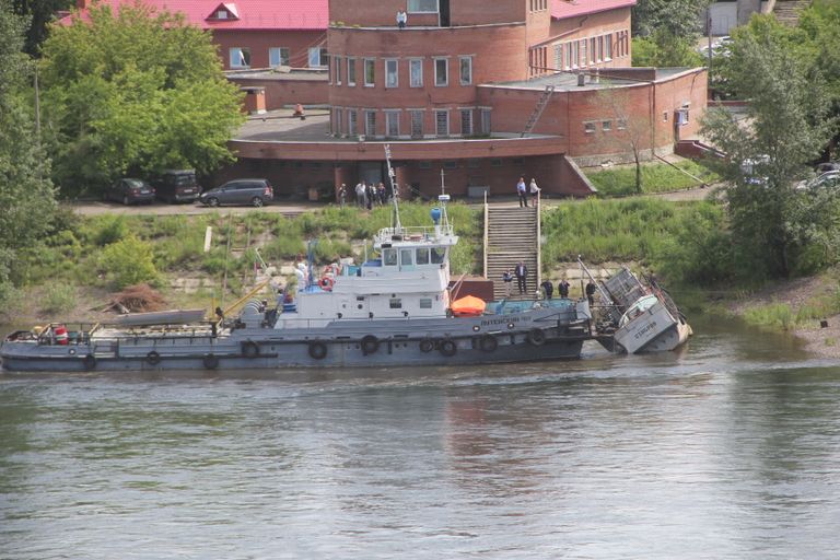 Судно на Енисее в центре Красноярска легло на борт из-за снижения уровня воды