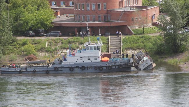 Судно на Енисее в центре Красноярска легло на борт из-за снижения уровня воды Судно на Енисее в центре Красноярска легло на борт из-за снижения уровня воды