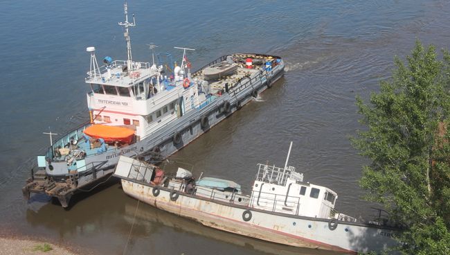 Судно на Енисее в центре Красноярска легло на борт из-за снижения уровня воды