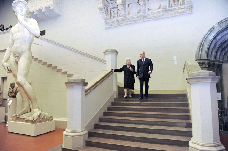Председатель правительства России Владимир Путин и директор Пушкинского музея Ирина Антонова