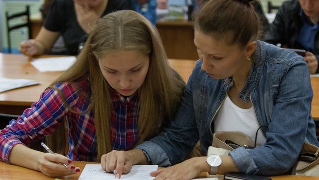Подача документов для поступления в вуз. Архивное фото