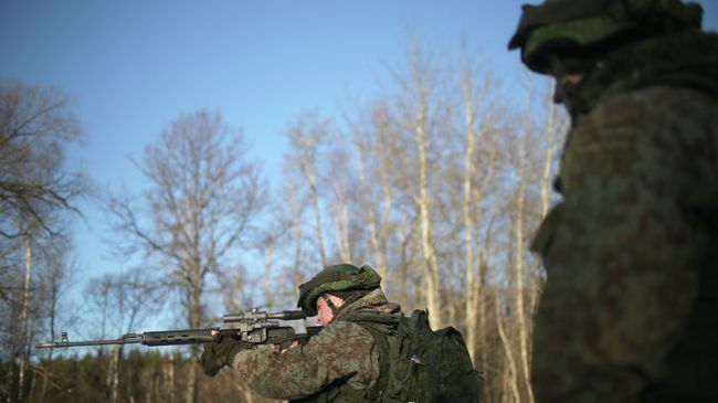 Военнослужащий демонстрирует боевой комплект Ратник, архивное фото Военнослужащий демонстрирует боевой комплект Ратник, архивное фото