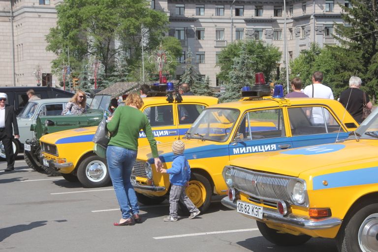 Дорожная полиция Красноярска вывела на улицы ретро-авто