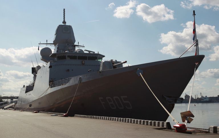 Нидерландский фрегат Эвертсен на международном военно-морском салоне в Санкт-Петербурге Нидерландский фрегат Эвертсен на международном военно-морском салоне в Санкт-Петербурге