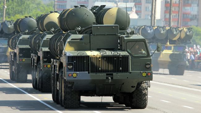 Пусковые установки С-300, принимают участие в военном параде в честь Дня Независимости Белоруссии в Минске Пусковые установки С-300, принимают участие в военном параде в честь Дня Независимости Белоруссии в Минске