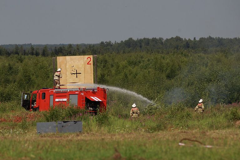Пожарные на полигоне во время показательных стрельб Пожарные на полигоне во время показательных стрельб