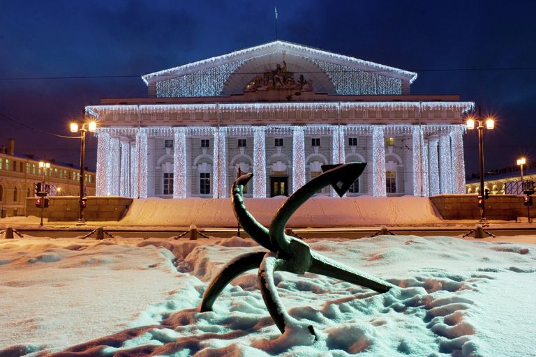 Вечерняя новогодняя подсветка здания Биржи Вечерняя новогодняя подсветка здания Биржи