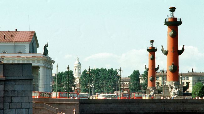 На стрелке Васильевского острова в Санкт-Петербурге. Архивное фото На стрелке Васильевского острова в Санкт-Петербурге. Архивное фото