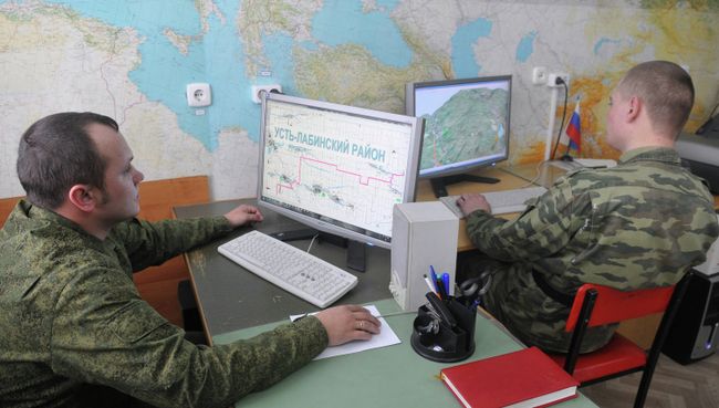 Работа военнослужащих за компьютером Работа военнослужащих за компьютером