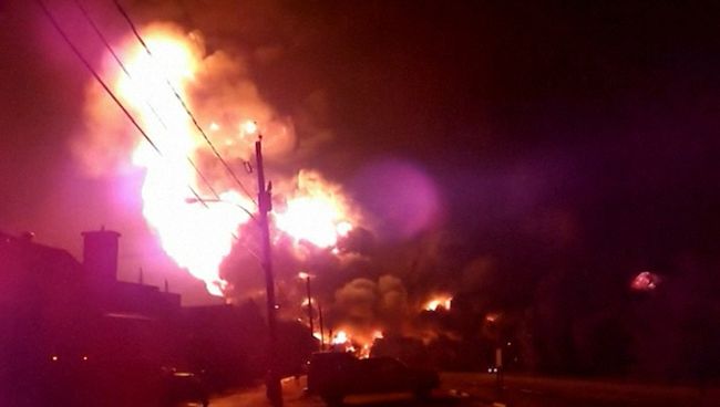 Клубы черного дыма поднимались над местом крушения поезда в Канаде Клубы черного дыма поднимались над местом крушения поезда в Канаде