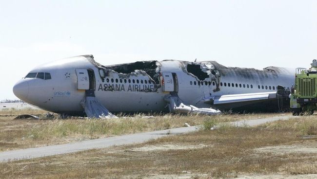 Последствия крушения Boeing-777 в аэропорту Сан-Франциско, архивное фото