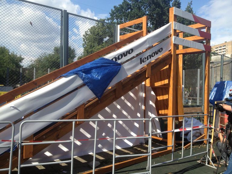 Обрушившийся помост в Московском зоопарке