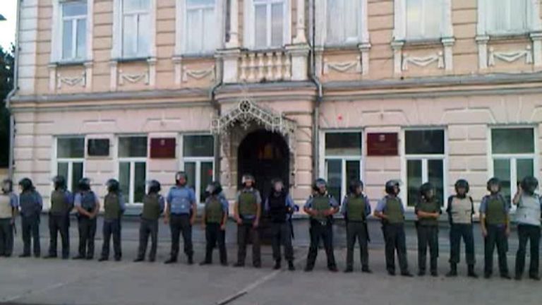 Полицейские оцепили Соборную площадь Пугачева из-за стихийного митинга Полицейские оцепили Соборную площадь Пугачева из-за стихийного митинга