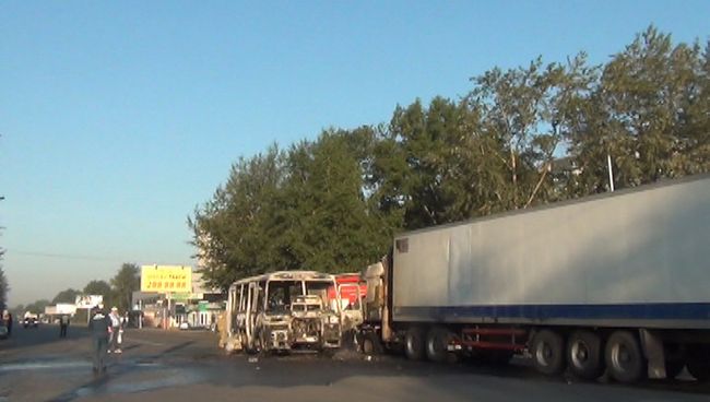 Автобус сгорел после ДТП с МАЗом в Новосибирске Автобус сгорел после ДТП с МАЗом в Новосибирске