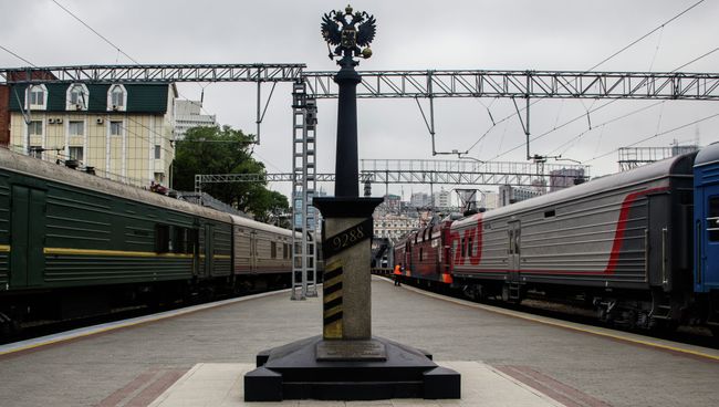 Километровый столб, знаменующий конец Транссибирской магистрали во Владивостоке. Архивное фото Километровый столб, знаменующий конец Транссибирской магистрали во Владивостоке. Архивное фото