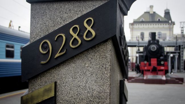 Столб с отметкой последнего километра Транссиба во Владивостоке Столб с отметкой последнего километра Транссиба во Владивостоке