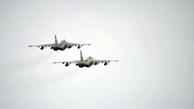 Самолеты Су-25 во время заключительной фазы крупномасштабных учений войск сил Центрального и Восточного военных округов Самолеты Су-25 во время заключительной фазы крупномасштабных учений войск сил Центрального и Восточного военных округов