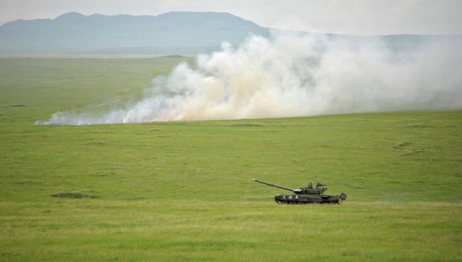 Танк во время заключительной фазы крупномасштабных учений войск сил Центрального и Восточного военных округов