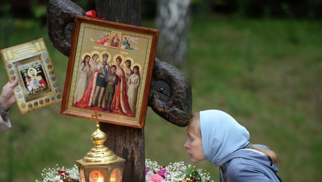 Женщина у поклонного креста на Ганиной Яме Женщина у поклонного креста на Ганиной Яме