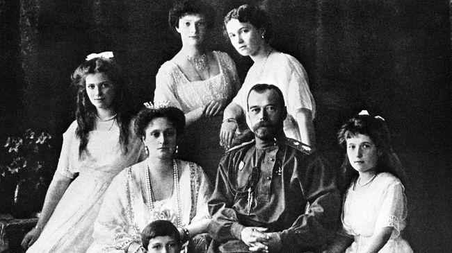 Царь Николай II и его семья. Архивное фото Царь Николай II и его семья. Архивное фото