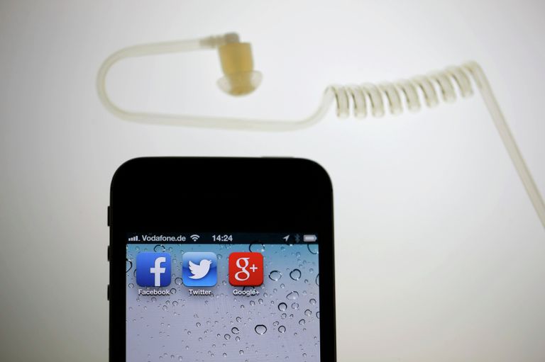 Иконки приложений Facebook, Twitter и Google отображаются на iPhone рядом с наушником Иконки приложений Facebook, Twitter и Google отображаются на iPhone рядом с наушником