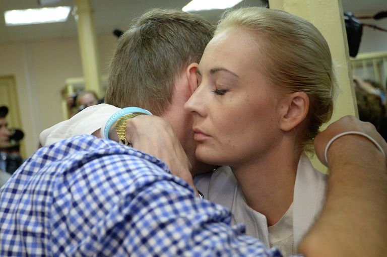 Навальный приговорен к пяти годам колонии Навальный приговорен к пяти годам колонии