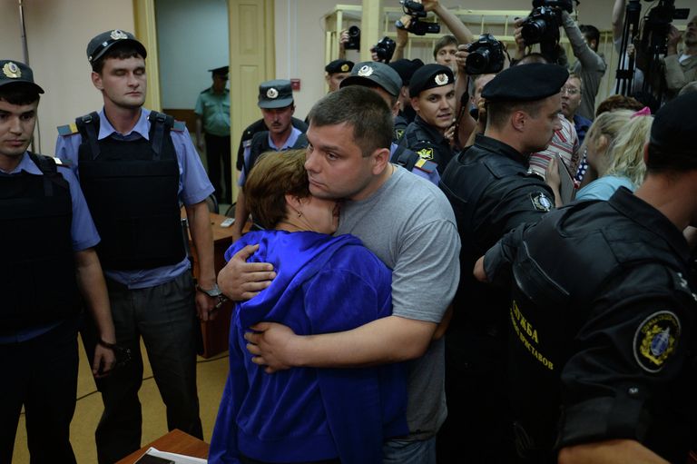 Бывший директор Вятской лесной компании Петр Офицеров обнимает свою мать перед выходом из зала суда Бывший директор Вятской лесной компании Петр Офицеров обнимает свою мать перед выходом из зала суда